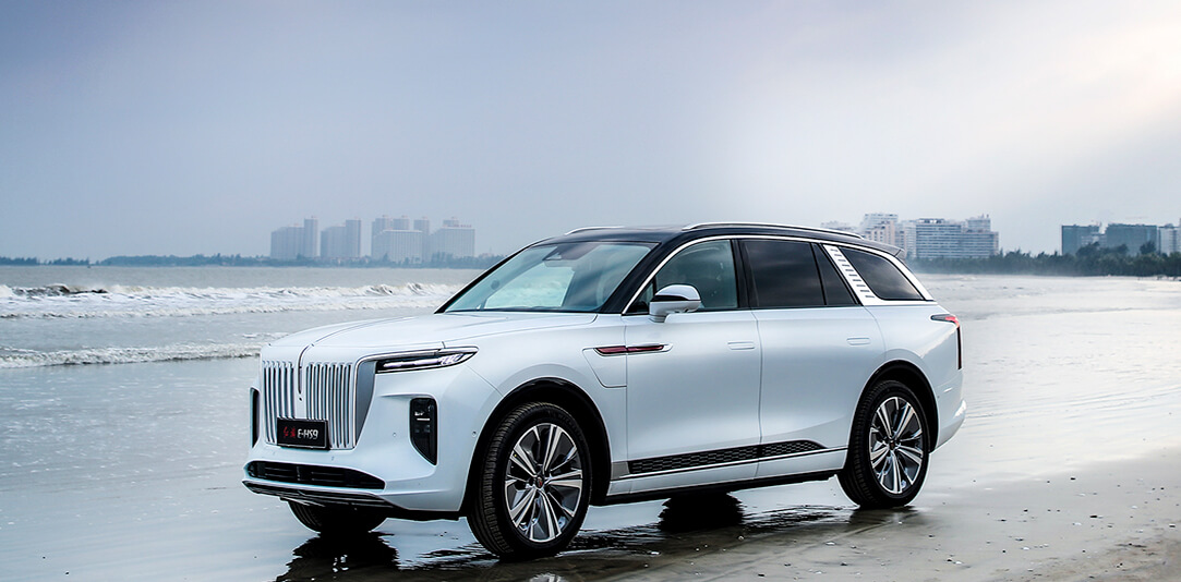 Hongqi SUV in city